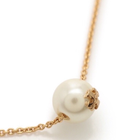 TORY BURCH • Logo Charm Pearl Necklace - Picture 4 of 8